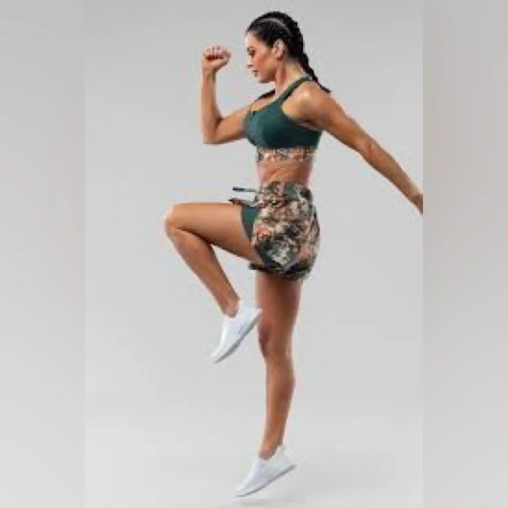 SheFit 2 in 1 Running Shorts Green Conquer and Print Size M NWT - Picture 2 of 12